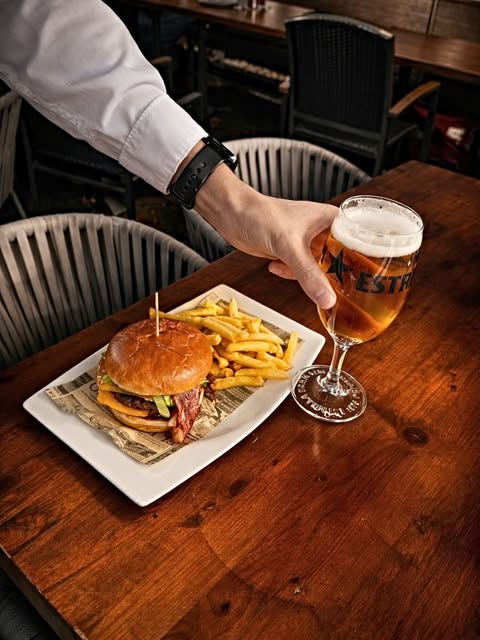 Hamburguesa, patatas y cerveza en Roto's Barcelona
