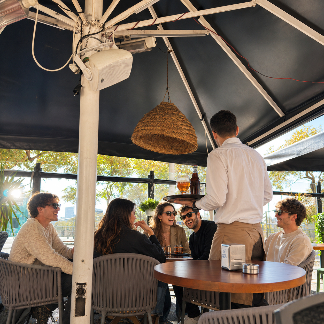 Equipo atendiendo la terraza de Roto's Barcelona