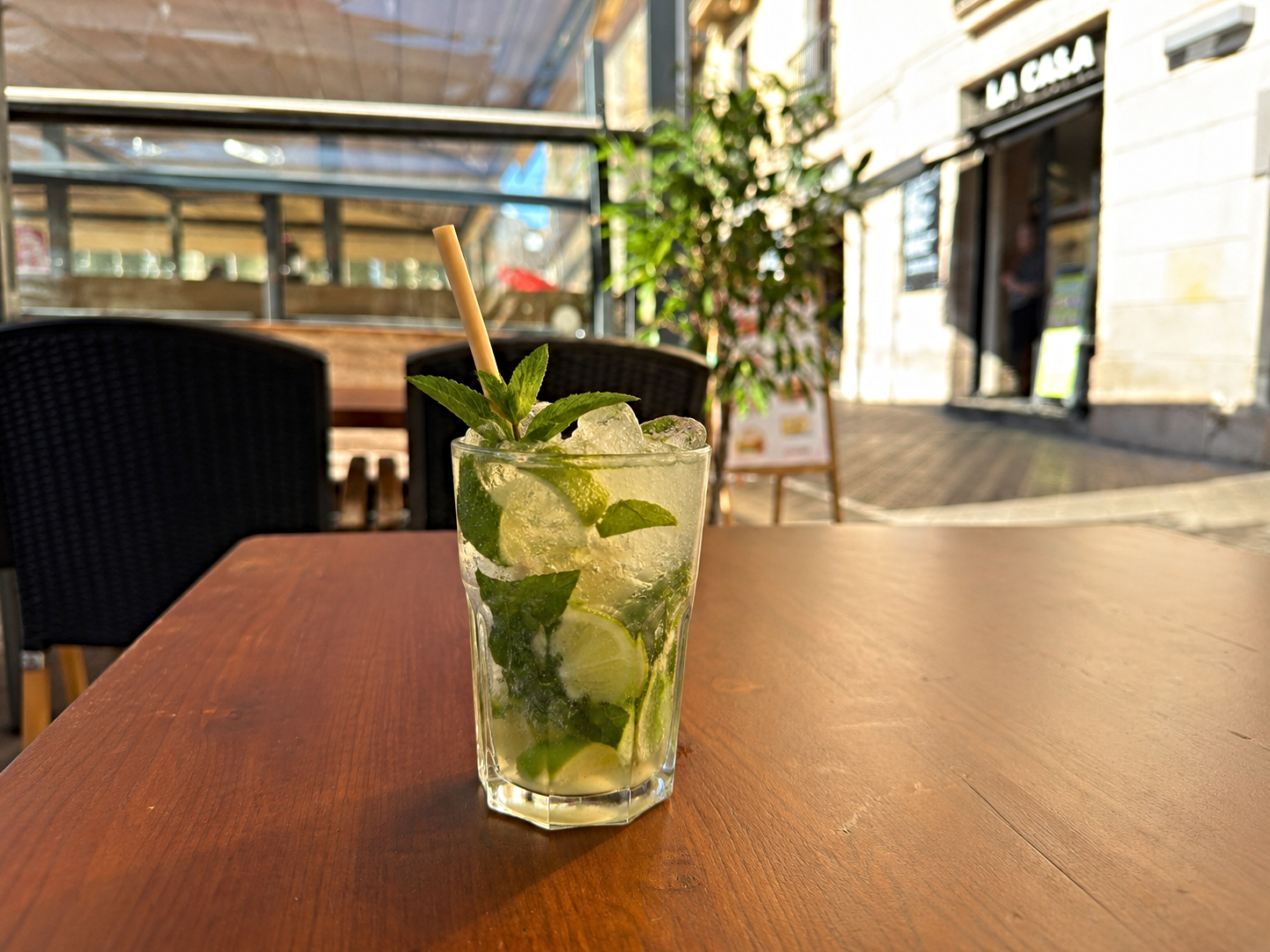 Mojito servido en la terraza de Roto's Barcelona